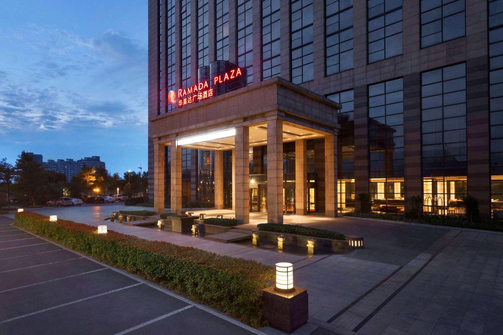 Ramada Plaza Lianyungang Hotel Buitenkant foto