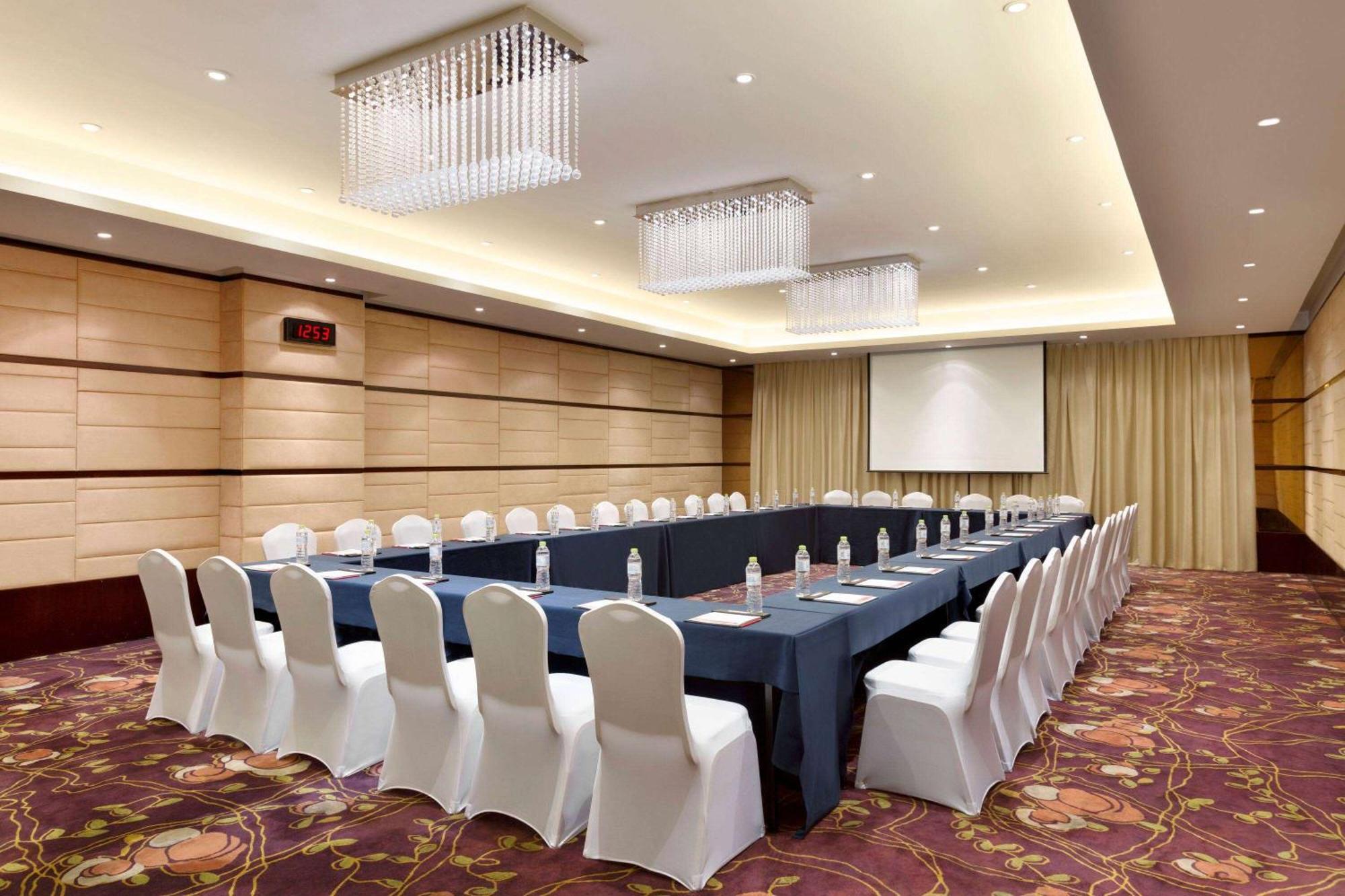 Ramada Plaza Lianyungang Hotel Buitenkant foto